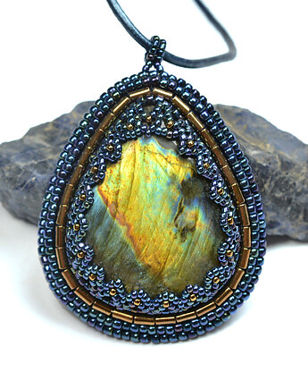 Iluve - Space IV, wisior z labradorytem, haft koralikowy, Sol