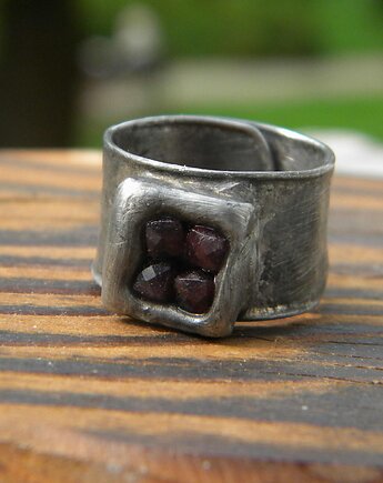 Fasetowane granaty - pierścień, Beata Trotter