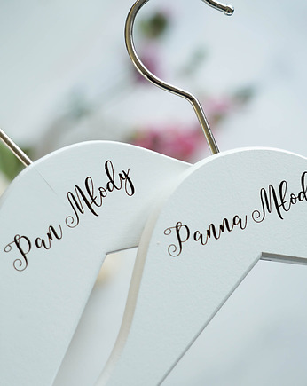 Zestaw 2 Białych Wieszaków Ślubnych z Personalizacją dla Młodej Pary, MOOD for WOOD