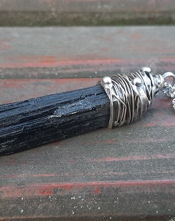 Turmalin jak węgiel - wisiorek, po drugiej stronie lustra