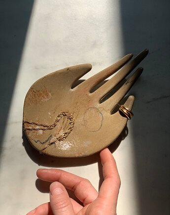 Ceramiczna Łapka Dłoń Podstawka na Palo Santo Biżuterię Beżowa z Rysunkami, Maison Fragile