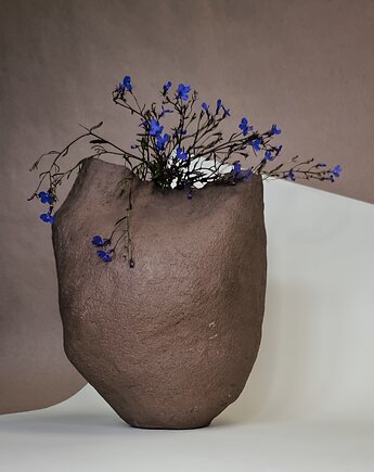 Duży brązowy wazon, drobne sztuki