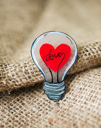 Broszka love, Pintura