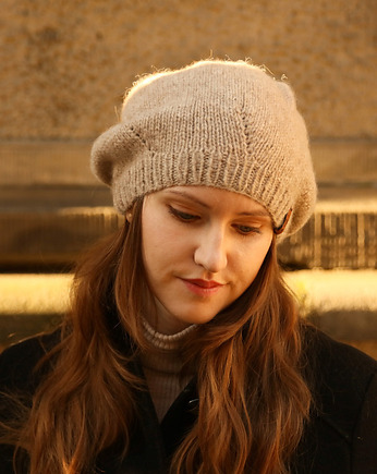 Beżowa czapka beretowa z wełny alpaki, Holy Alpaca Knit