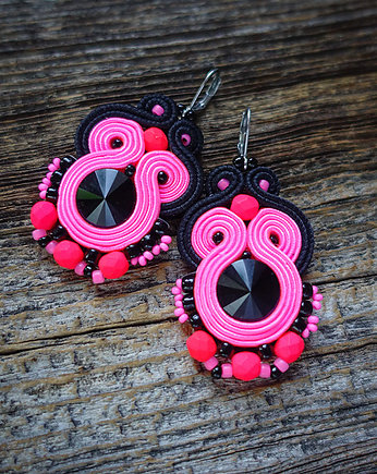 Neonowy róż i czerń- kolczyki soutache, Mró Soutache