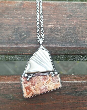 Krzemień pasiasty i koral - wisiorek, po drugiej stronie lustra