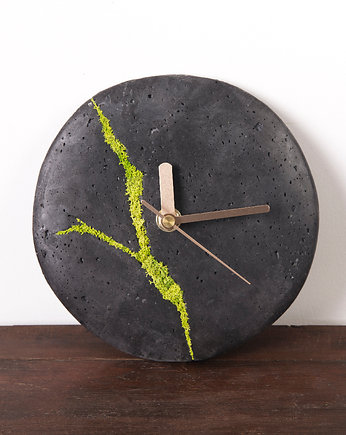 Mały okrągły betonowy zegar ścienny z chrobotkiem reniferowym - ciemny, OSOBY - Prezent dla Kobiety