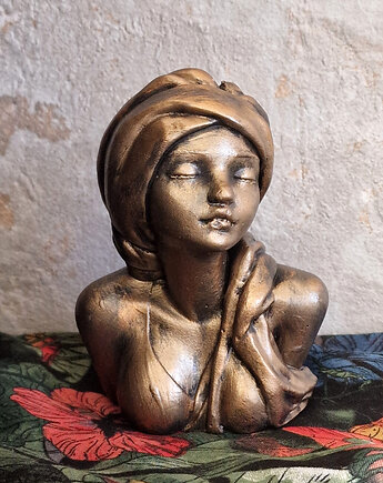 Rzeźba Zamyślona kobieta wys. 10,5 cm, JBJart Justyna Jaszke