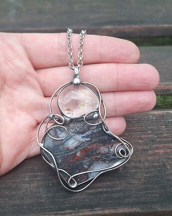 Mapa - wisiorek, po drugiej stronie lustra