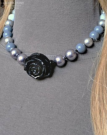 Vintage efektowny naszyjnik z różą i perełami w modnych szarościach prezent, Galeria Limart
