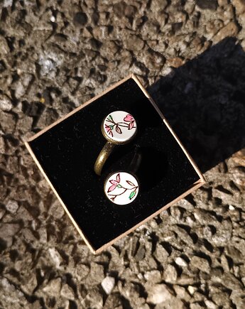 Pierścionek w kwiaty podwójny, biżuteria z talerzy