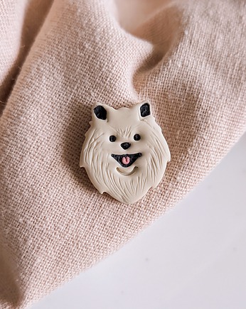 Pin przypinka z beżowym pieskiem, Szpic Miniaturowy, beżowy Pomeranian, Dary Rusałki