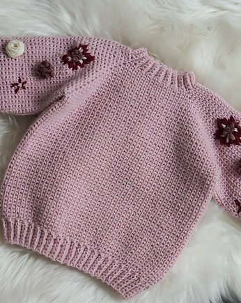 Sweterek z wełną alpaki i haftem pudrowy róż, OSOBY - Prezent dla noworodka