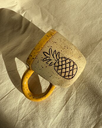 Kubek z ananasem, szkliwiona.art
