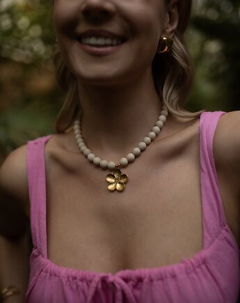 Choker z naturalnych kamieni ze złotą zawieszką, Paraiso