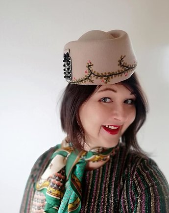 Beżowa furażerka, YOKOdesign