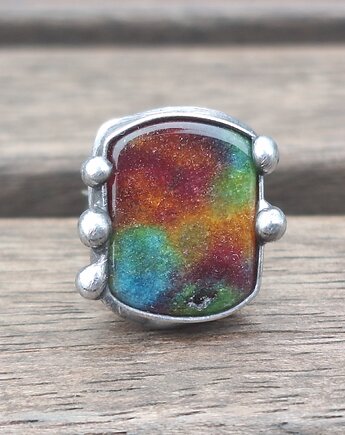 W kolorach różnych - pierścionek regulowany, po drugiej stronie lustra