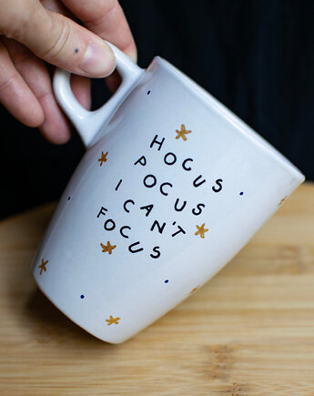 Kubek hocus pocus i can't focus, megurum.art