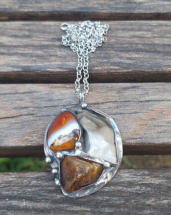 Trójka - wisiorek, po drugiej stronie lustra