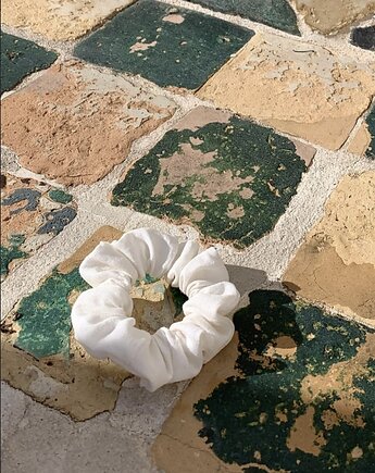 Lniana biała gumka do włosów scrunchie Marika, Volie Line