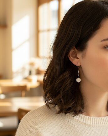 Eleganckie, biało czarne kolczyki z howlitem, oksydowane, Yamira Art Studio