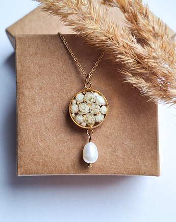 Wisiorek z żywicy z kwiatami ozothumnusa i perłą, Kwiat Paproci