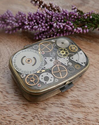 Mechaniczne puzderko 011, Zegarynki