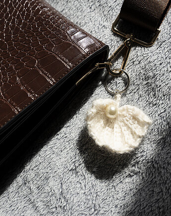 Puchaty brelok - muszla z perłą, OTULIBABKI