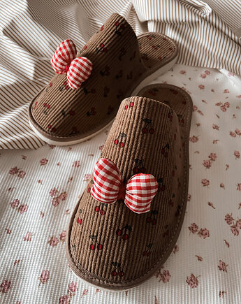 Kapcie damskie pełne z nadrukiem Cherry z retro kokardą, Apollie&co
