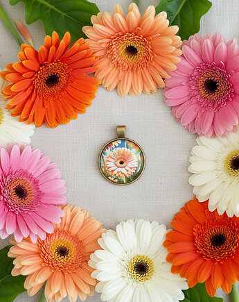 6849 Promienna Gerbera: Wisiorek, Który Rozjaśni Twój Dzień!, kama4you