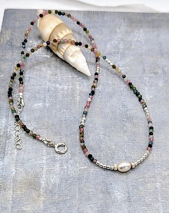 Subtelny naszyjnik z perełką i kolorowymi turmalinami