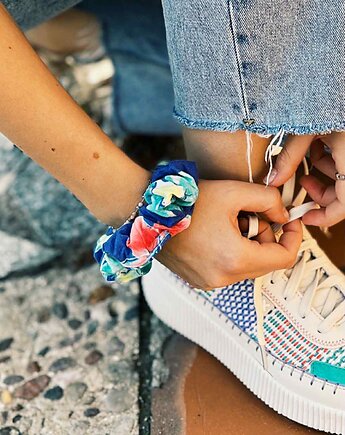 Delikatna niebieska gumka do włosów na lato - CHABROWA  - scrunchie, PELA