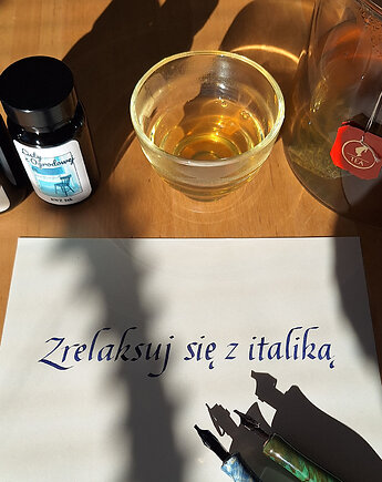 Skup się na sobie i kaligrafii Relaks z italiką