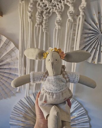 Przytulanka w sweterku z plecakiem i dwoma ubrankami, peppo