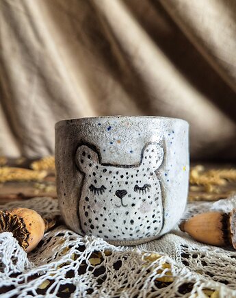 Czarka miś, zimowa czarka biała z misiem, ilustracja niedźwiadka, mała kawka, Fiona Ceramics