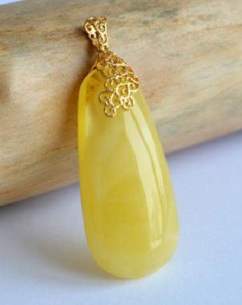 Bursztynowy żółty wisiorek, cynamonn