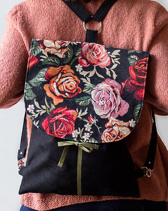 Czarny plecak z żakardową klapą w kwiaty, raspberi