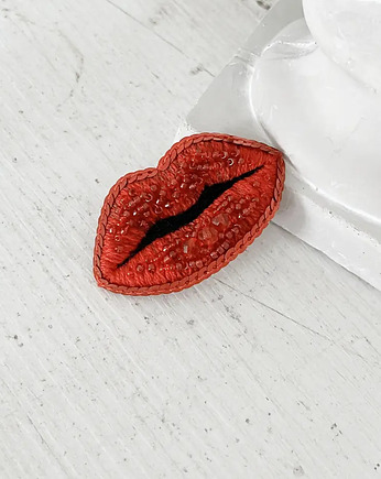 Broszka USTA 5 ręcznie haftowana przypinka koraliki, HAART