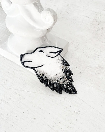 Broszka WILK ręcznie haftowana przypinka z koralikami, HAART