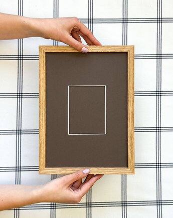 Dębowa ramka A4 z ciemnobrązowym passe-partout - ręcznie robiona ramka, LittlFrameShop