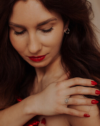 Srebrny pierścionek z górskim szczytem, Szkatułka Emi