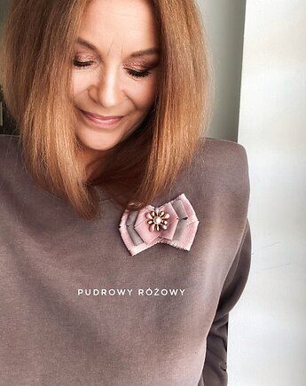 Kolekcja  Exclusive  Brosza z kwiatem i perłą  NEW, Pudrowy Różowy