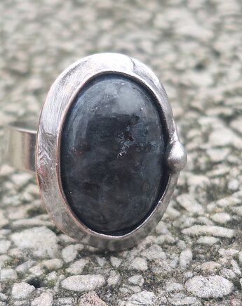 Larvikit - pierścionek regulowany, po drugiej stronie lustra
