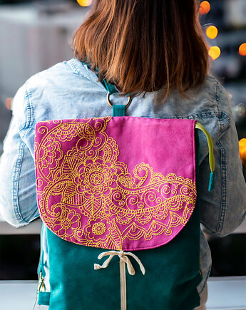 Turkusowo-różowy plecak z haftowaną klapą, raspberi