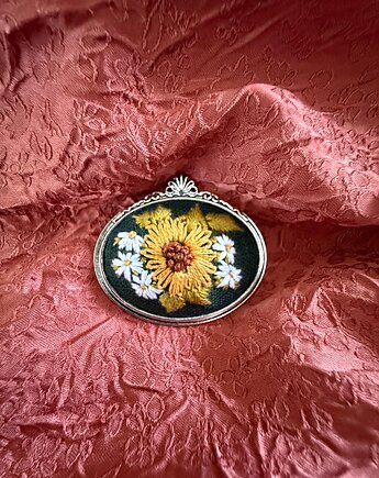 Ręcznie haftowana broszka "Bukiet że słonecznikiem", ReinerArt