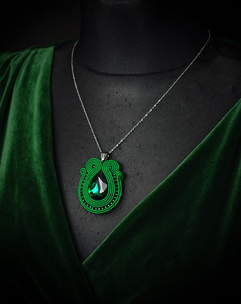 Zielony  wisior sutasz z kryształkiem, Mró Soutache