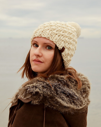 Biała czapka z grubej wełny z dużym pomponem, Holy Alpaca Knit