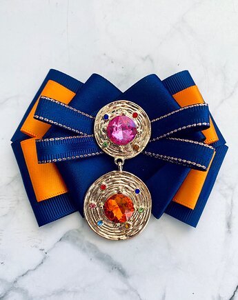 Brosza z Kolekcji COLOR z kryształami zatopionymi w złotych okręgach, Pudrowy Różowy