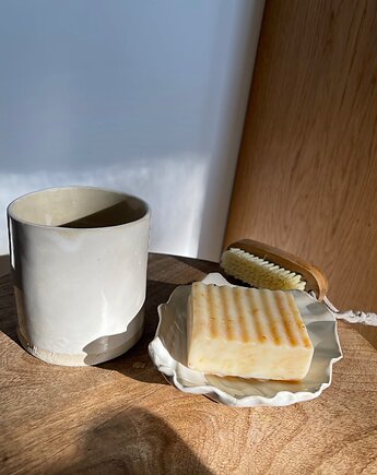 Ceramiczny Zestaw Łazienkowy z Mydelniczką Muszlą z Odpływem Biała Perłowa, Maison Fragile