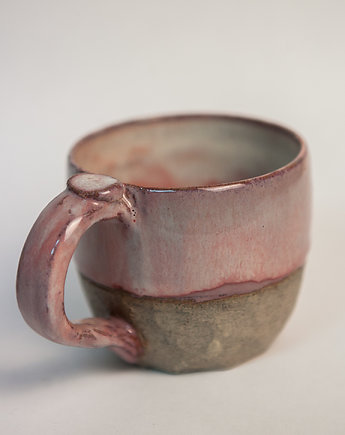 Kubek różowo-kremowy z szarej gliny, błotko. pracownia ceramiki